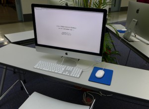 映表理のメイン会場、東棟２階学生ホールにパソコンが６台設置してあります。