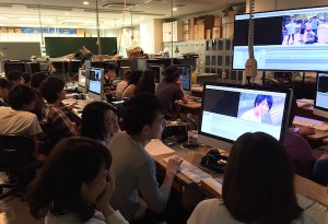 江古田校舎の編集室での作業。ここはフィルムの編集と兼用のため、その機材も多くあります。もちろん個室の編集室もありますが、今回は複数の学生が共同で作業をするのでここを使いました。