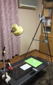 撮影はこんな風に、自分の部屋で簡易のアニメ台を工夫し撮影します。